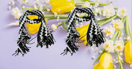 Black and white zigzag striped unisex scarf with tassels